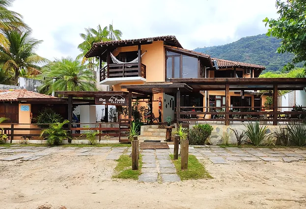 Afastado de uma baía tranquila com vista para a Ilha do Pontal, este hotel informal fica localizado de frente para o mar e a 3 minutos de caminhada da Praia da Lagoinha, a 300 m da rodovia federal BR-101 e a 26 km do centro de Ubatuba